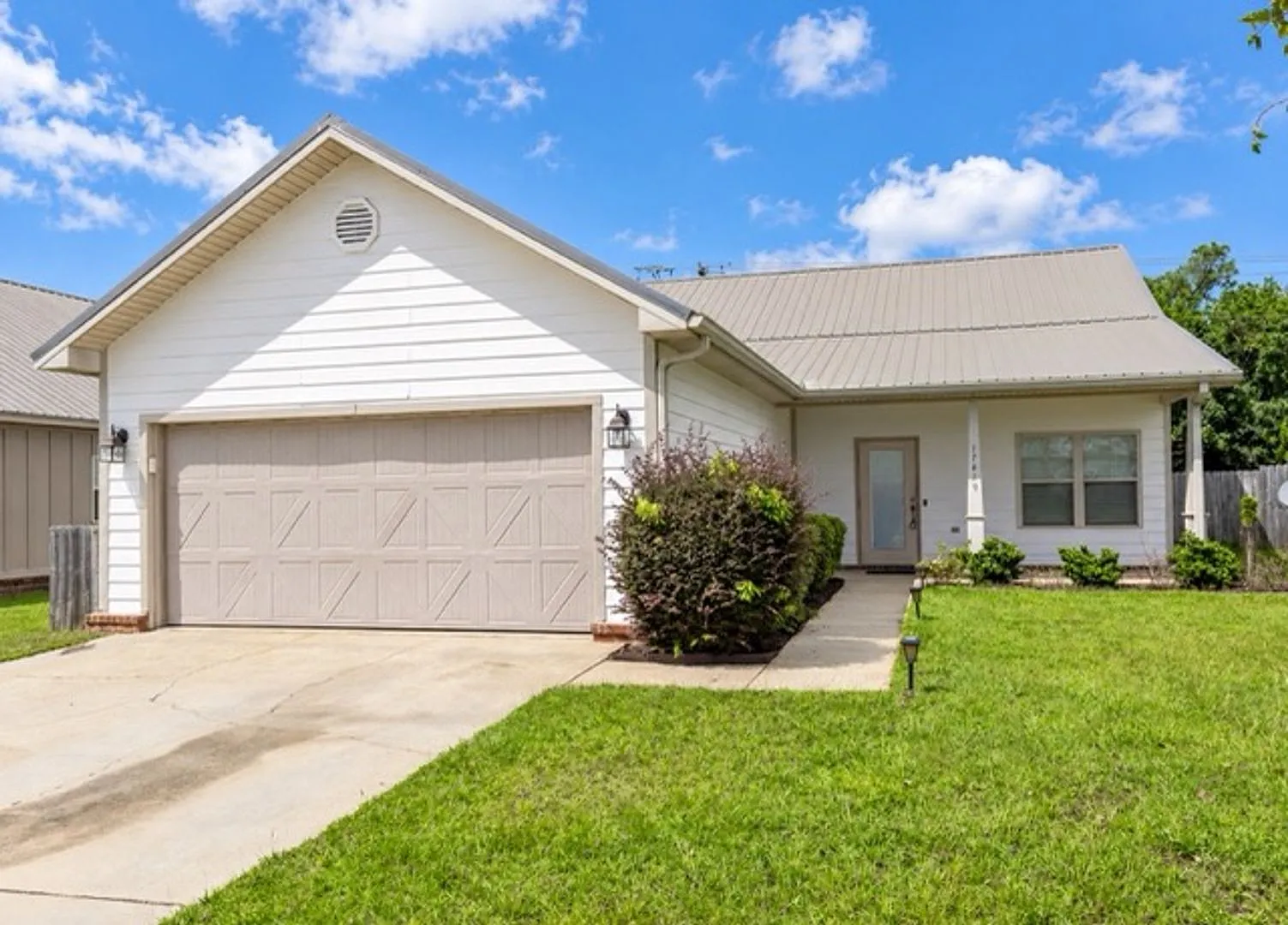 Beautiful 3BR/2BA Home with Fenced Yard in Hidden Lakes — Photo 1