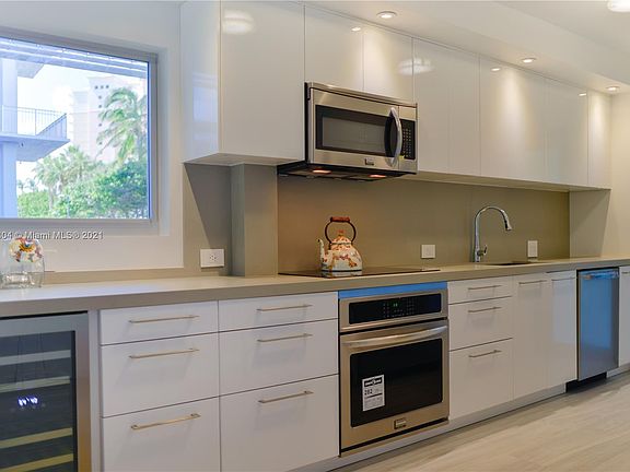 5th image of 881 Ocean Dr #Townhouse 23