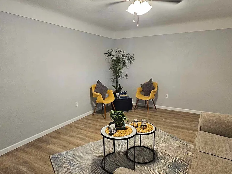 10 Carolyn St — Photo 5