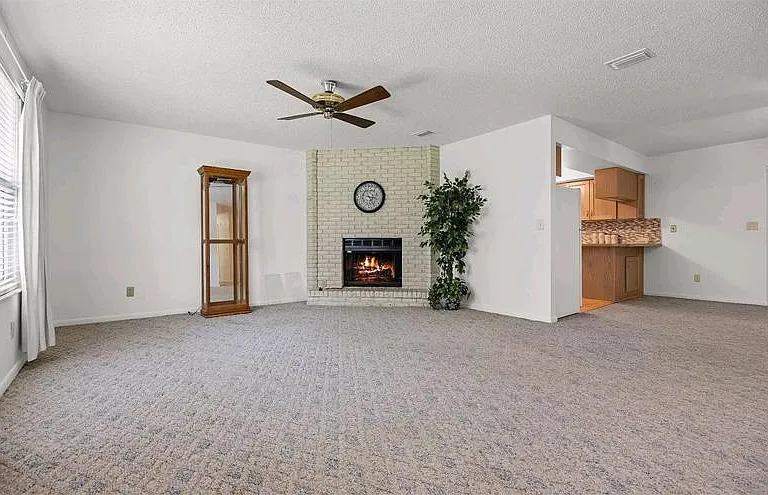 233 SE Sandia Way — Photo 2