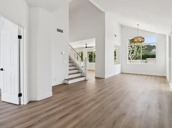 2082 Fairhope Loop, Vista, CA 92081