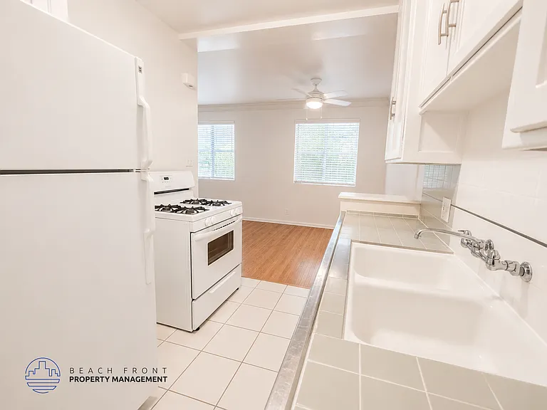 3144-3152 S Barrington Ave — Photo 18