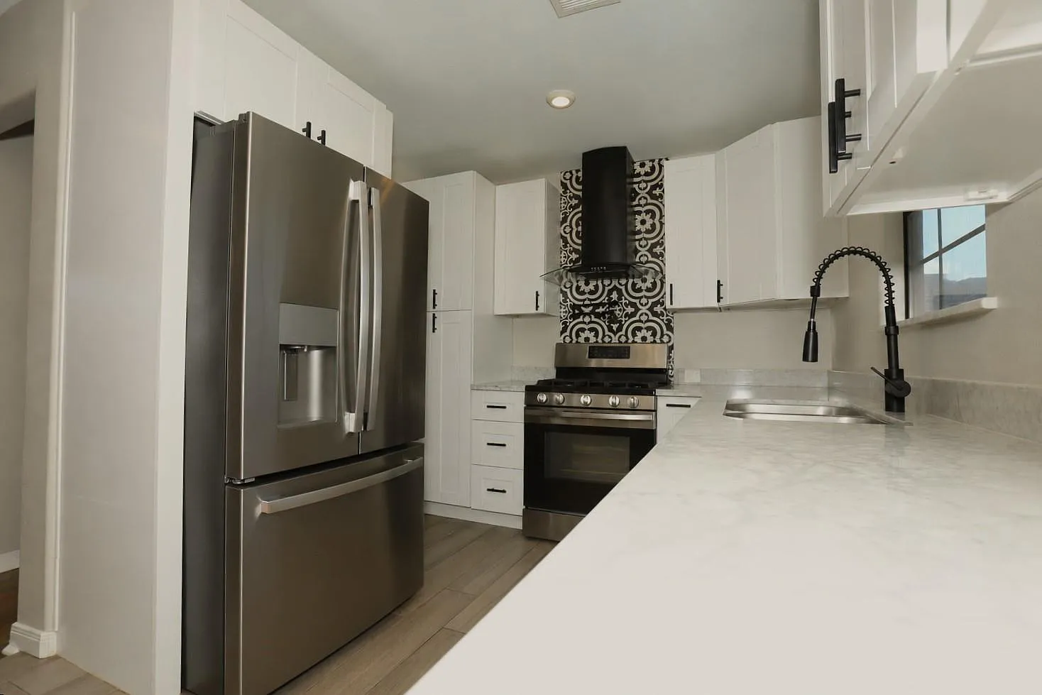 3 bed, 2.0 bath, 1053 sqft, $1,900 — Photo 4