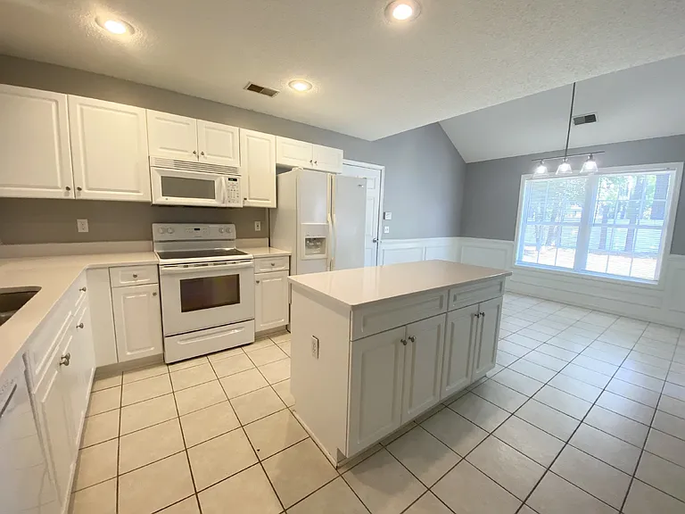 238 Hitching Post Cres — Photo 4
