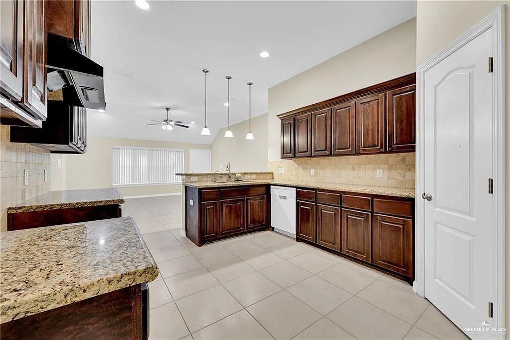 3 bed, 2.0 bath, 2123 sqft, $2,300 — Photo 2