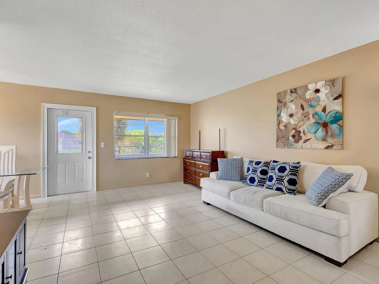 2 bed, 1.5 bath, 798 sqft, $1,650 — Photo 2
