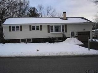 4 Ravenwood Dr, Albany, NY 12205
