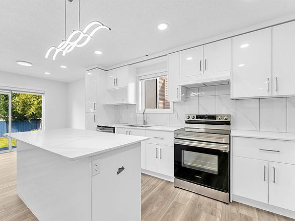 5th image of 336 Wild Rose Way NW