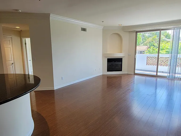 949 N Croft Ave — Photo 3