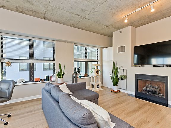 4th image of 1122 W Catalpa Ave #504