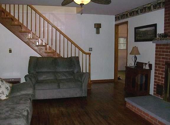 4th image of 124 E Hoover St