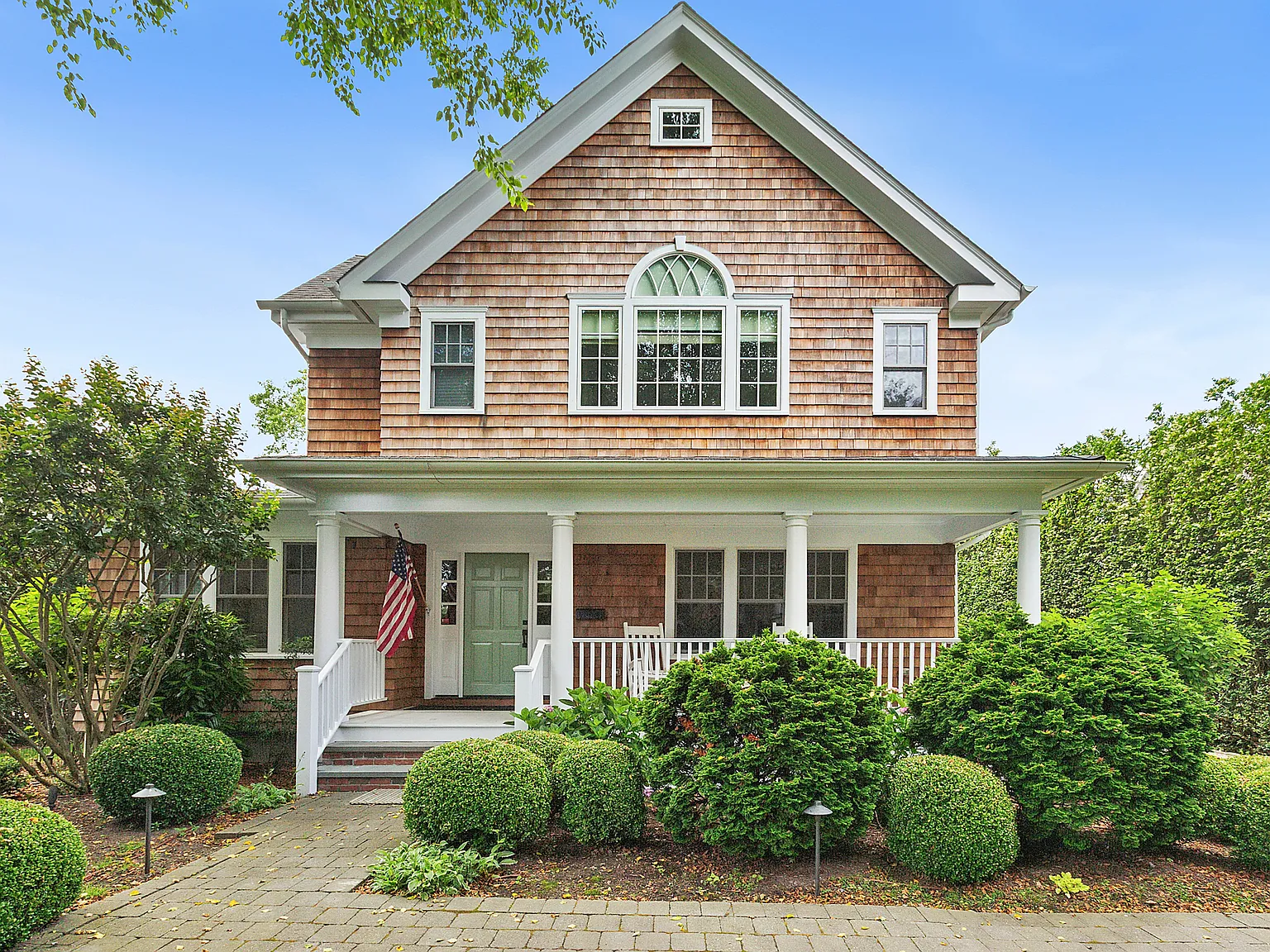 Stylish Southampton Village — Photo 2