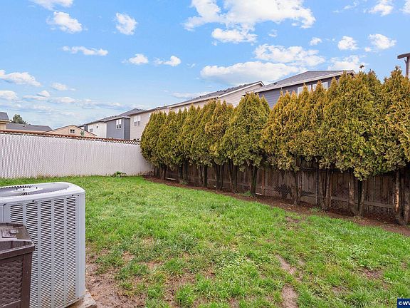 4th image of 483 Rye St #18