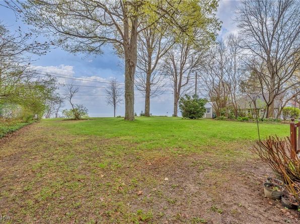 1126 Lake Rd, Conneaut, OH 44030