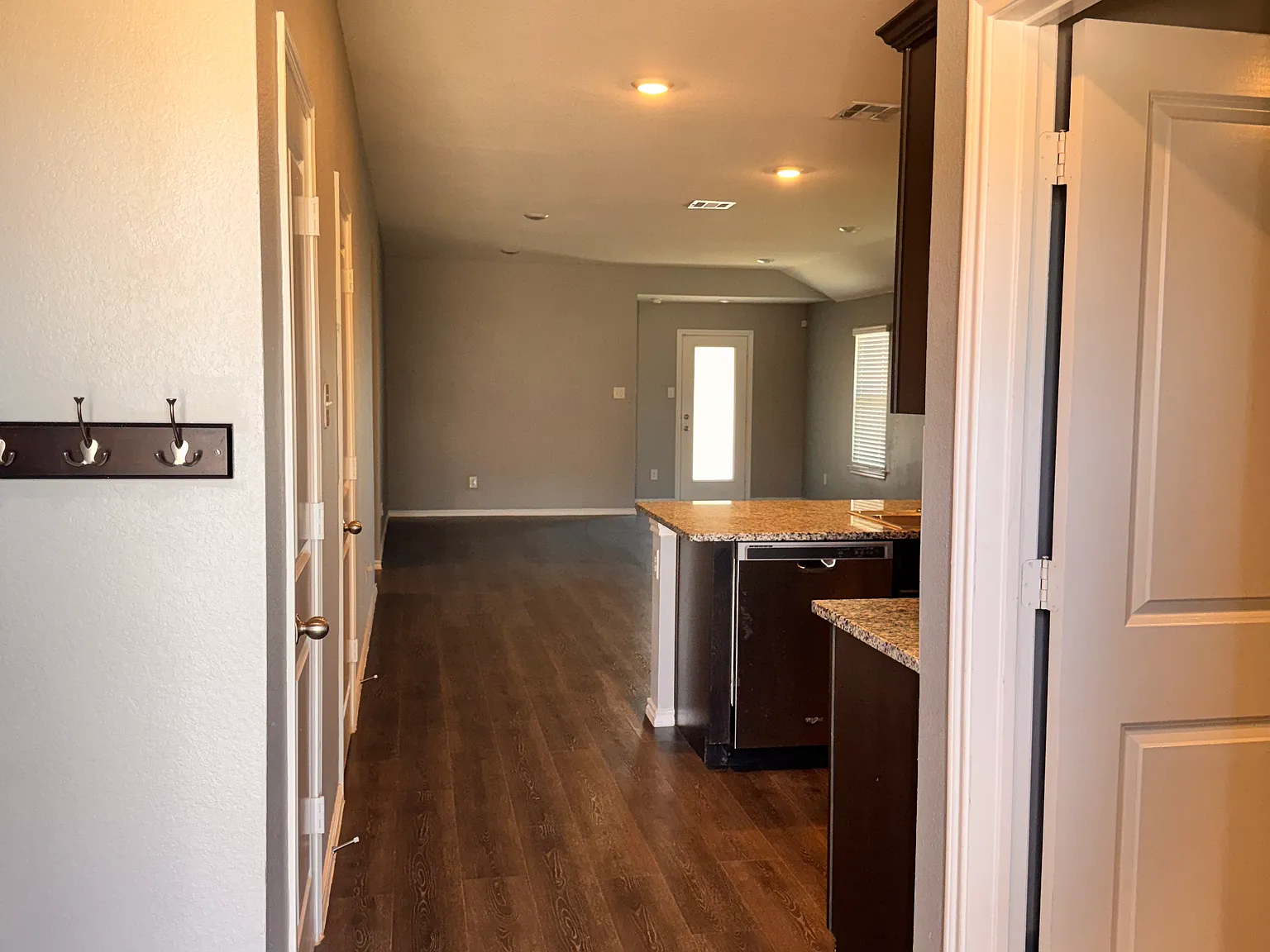 4 bed, 1924 sqft, $2,249 — Photo 2