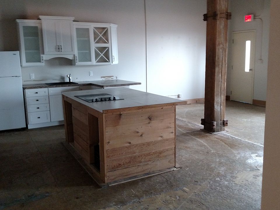 Features counter top stove, kitchenette