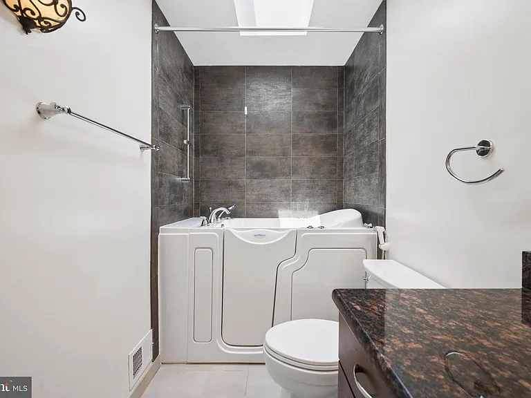 7016 Hopewood St — Photo 44