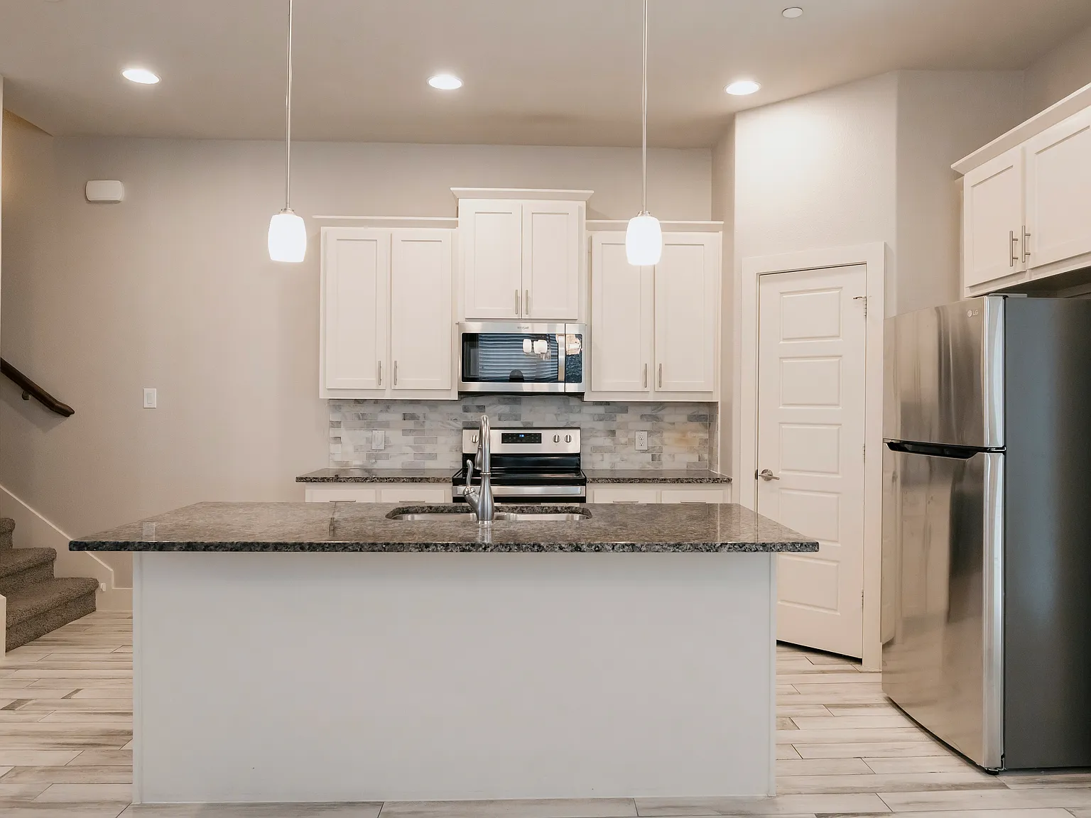 3 bed, 1789 sqft, $2,100 — Photo 2