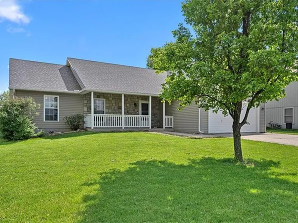 2110 Hidden Valley Dr, Tonganoxie, KS 66086