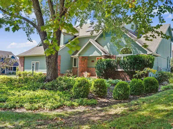 1129 Parkside Cir, Lawrence, KS 66049