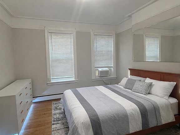 5th image of 391 Woodlawn Ave