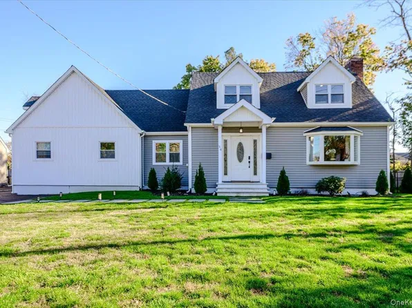 34 Smith Street, Greenlawn, NY 11740