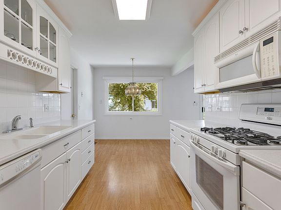 5th image of 326 Dorchester Ln