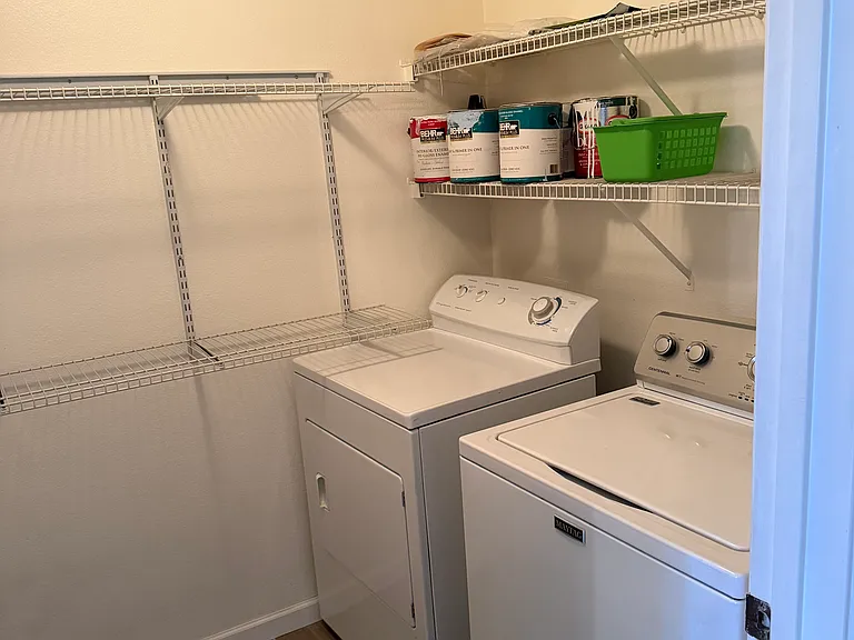 INDOOR LAUNDRY
 Machines included