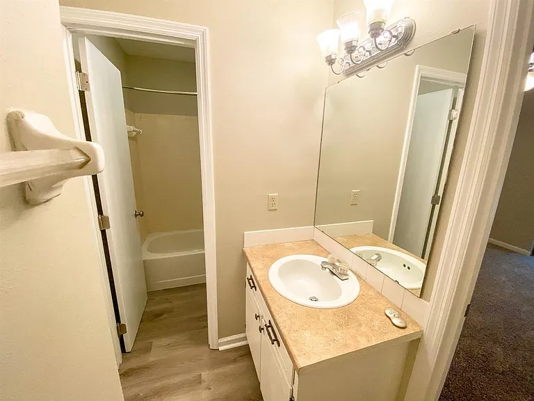 1104 Green Tree Ct #E — Photo 8