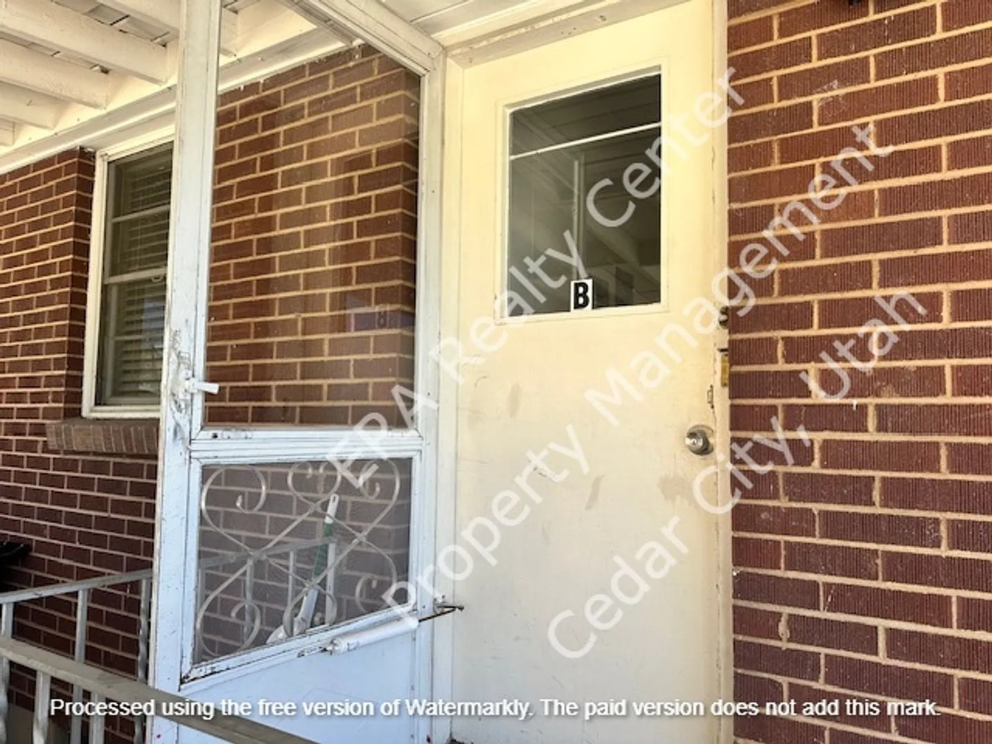 Move-In Bonus - 2 bed, 1 bath Basement Apartment in Vintage Home — Photo 3