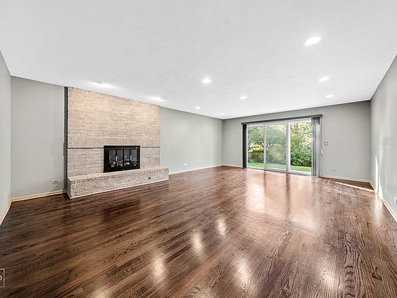 3rd image of 828 North Ave