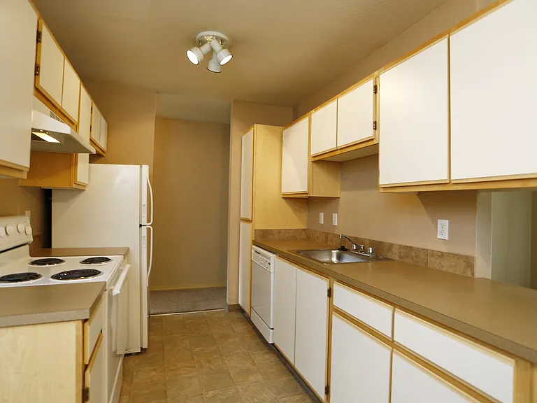 Gateway Village Apartments — Photo 59