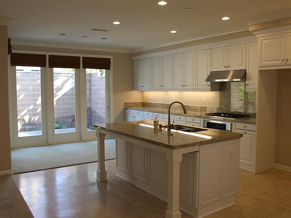 Large island with bar stool seating