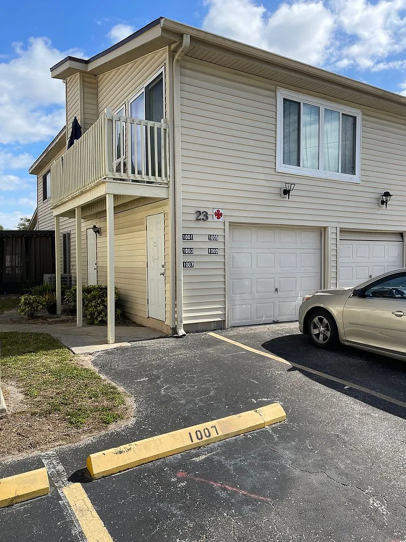 Spacious 2 bedroom/1 Bathroom End Unit Upstairs Condo. — Photo 1