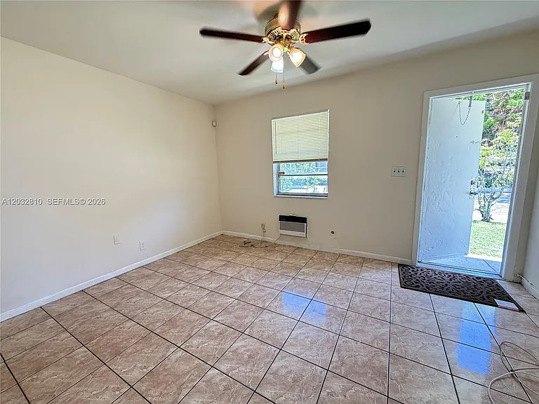 4801 SW 18th St #2 — Photo 8