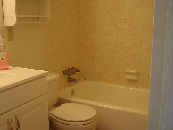 4th image of 606 Clayton Cir