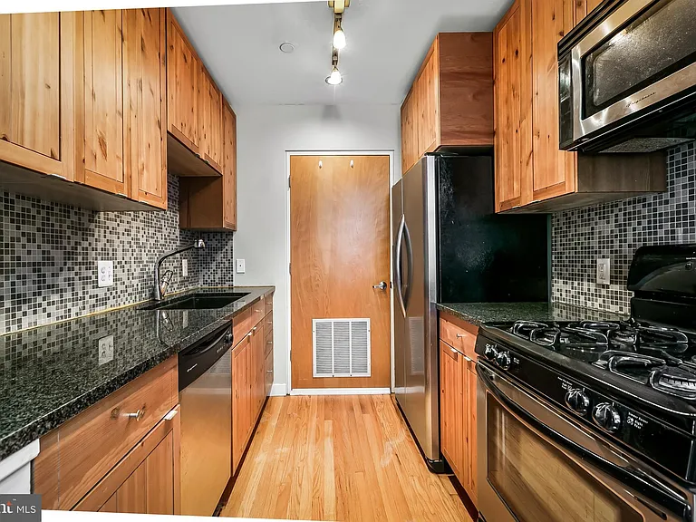 18 E Madison St #4 — Photo 17