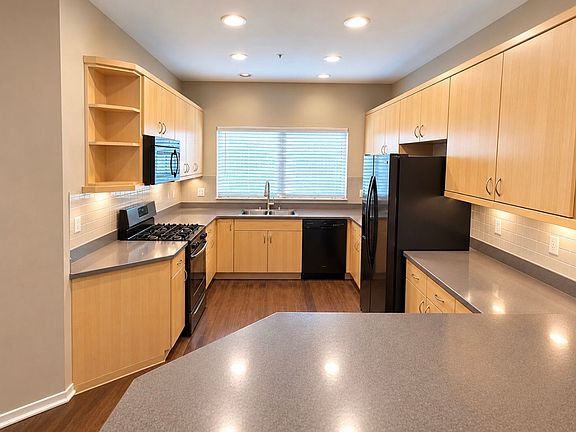 4th image of 25 Bloomington St #1