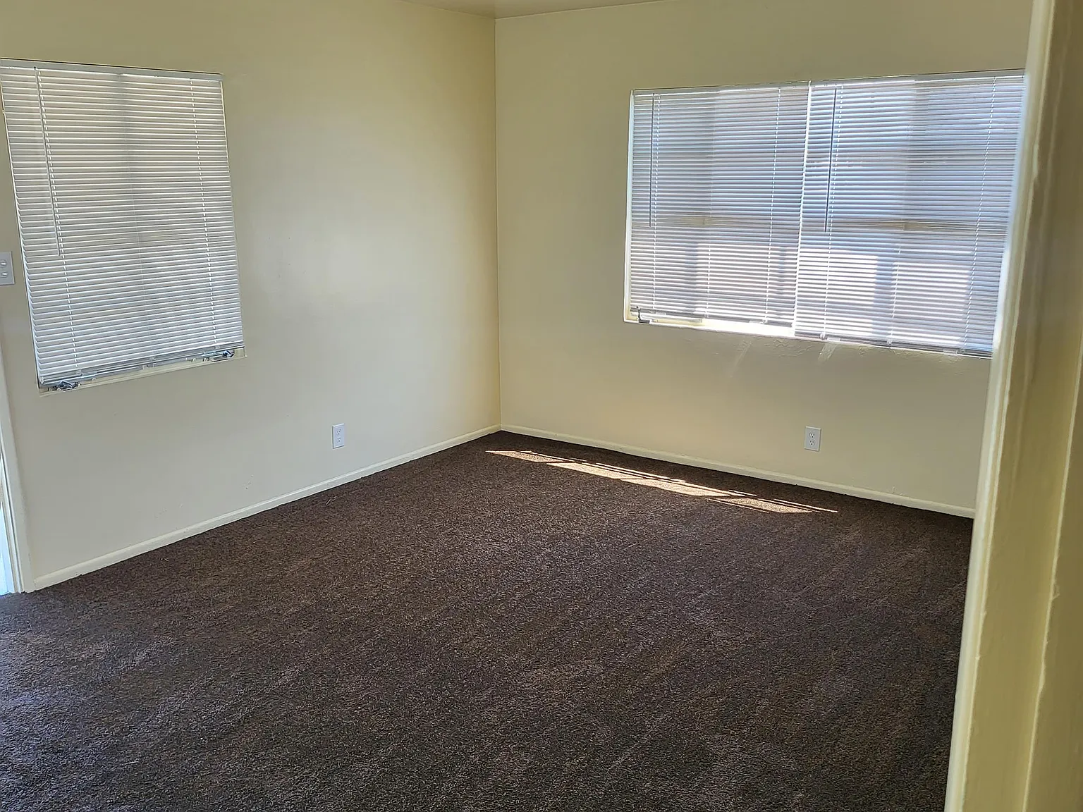Caswell, 651-689 - 653 — Photo 2