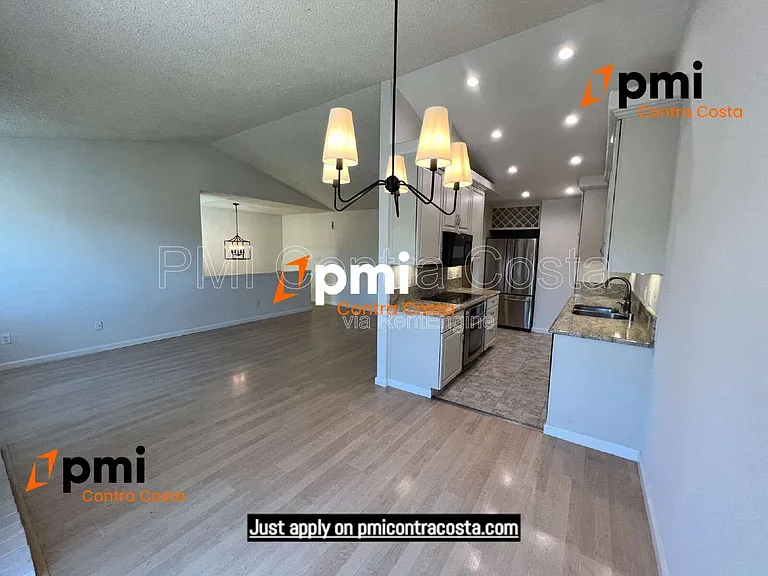 409 Camelback Rd — Photo 5