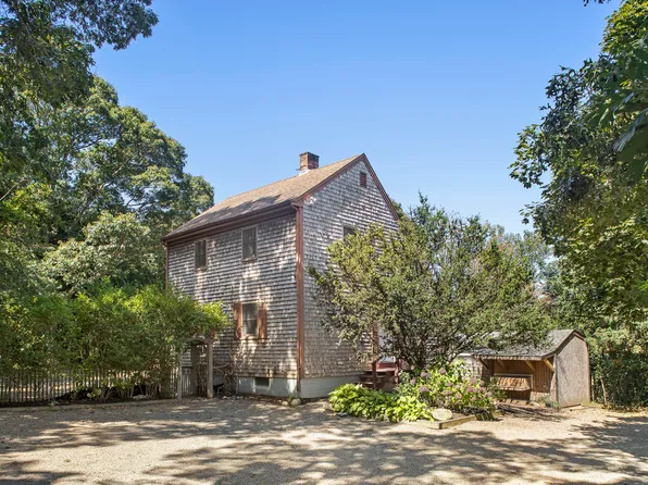 195 County Rd, Oak Bluffs, MA 02557