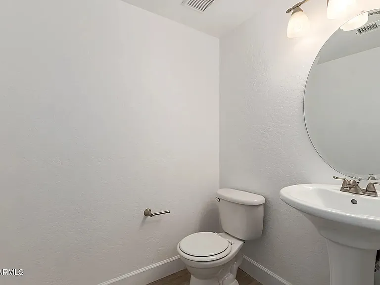 1935 E Oxford Ln — Photo 10