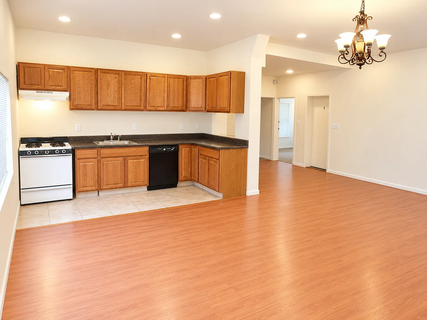 8 bed, 2300 sqft, $8,544 — Photo 3