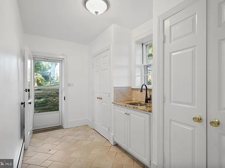 1025 N Chatham Rd — Photo 11