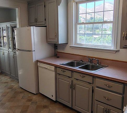 3rd image of 646 S Coleman St #1
