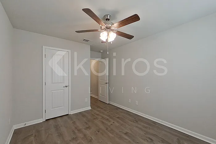 208 Yardley Ct — Photo 8