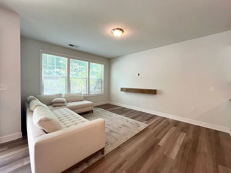 1005 Longitude Dr — Photo 6