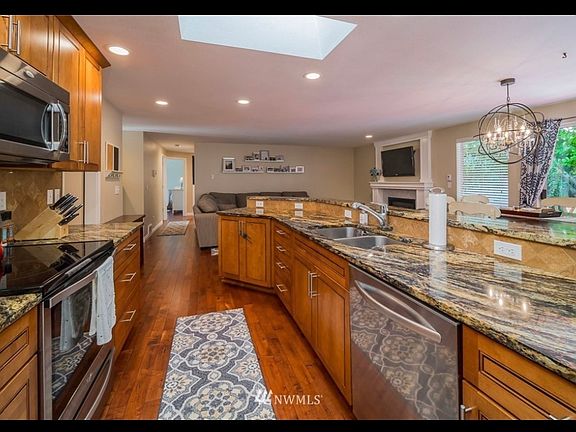 5th image of 617 Washington Ct SW