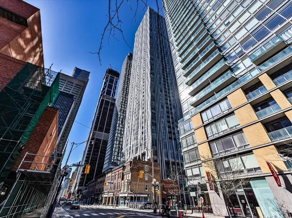 1 Yorkville Ave #3208, Toronto, ON M4W