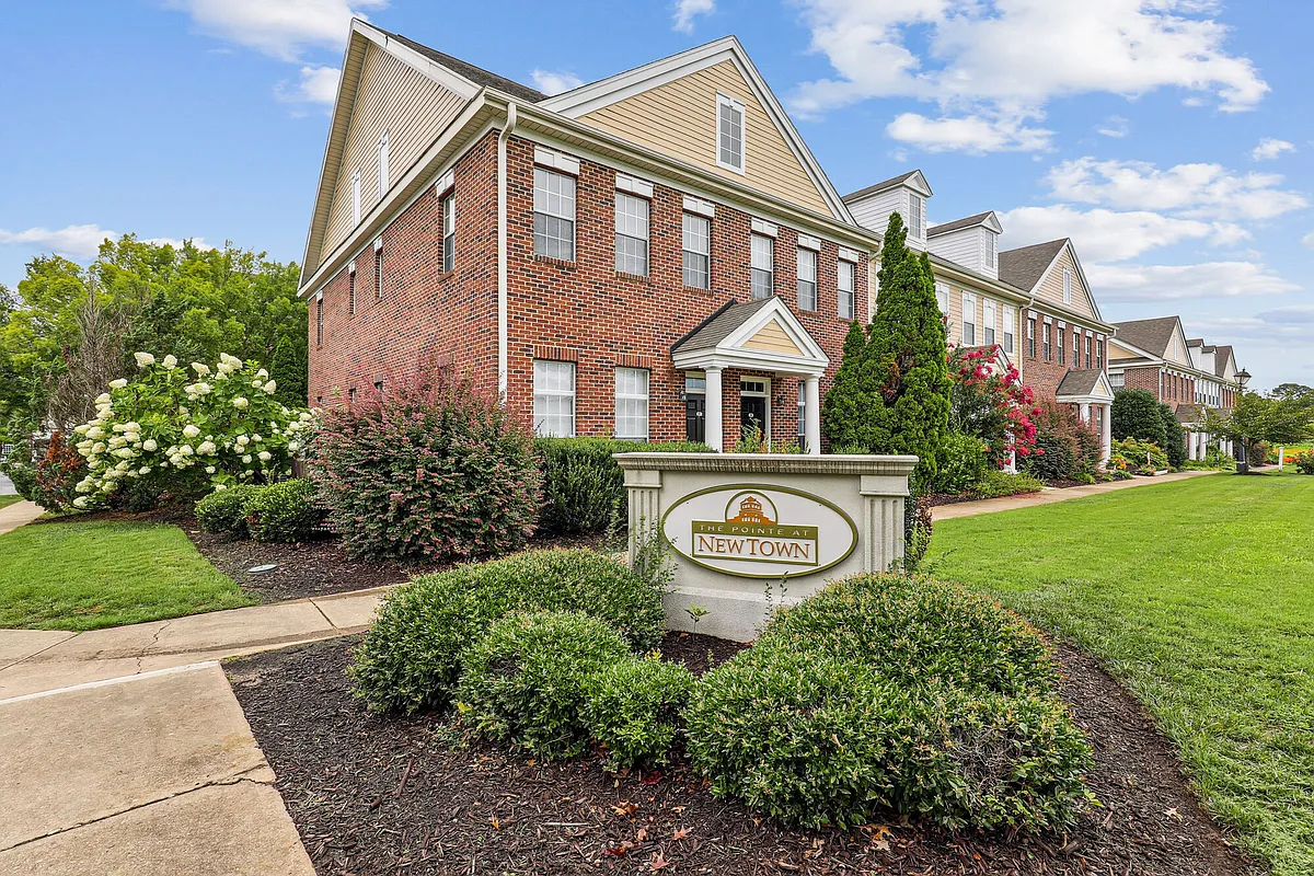 Building Photo - The Pointe At New Town